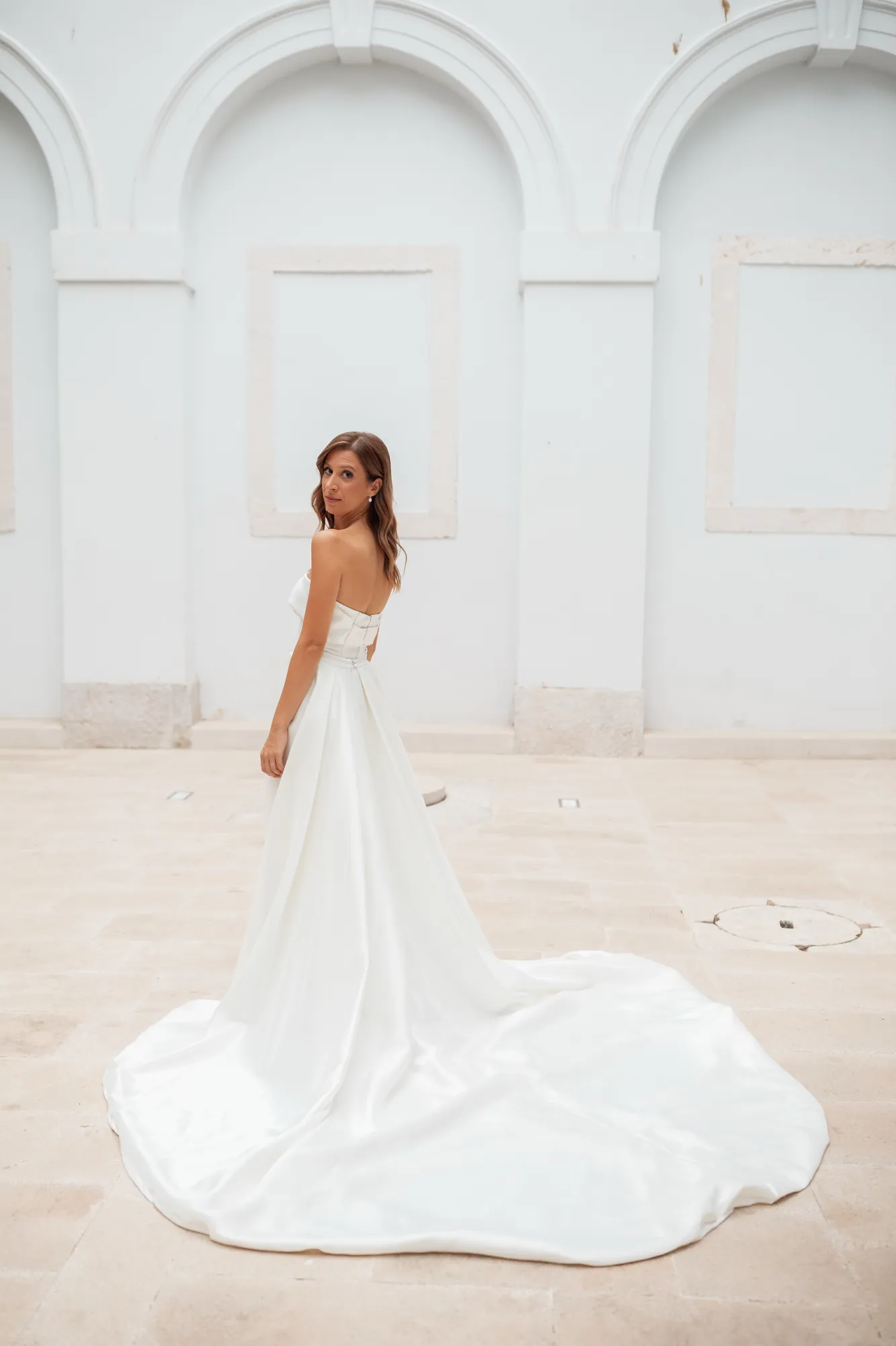 Bridal makeup — haljina s vlakom